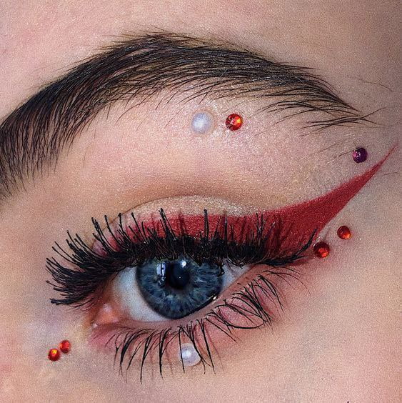 La pedrería no pasa de moda en este tipo de maquillaje