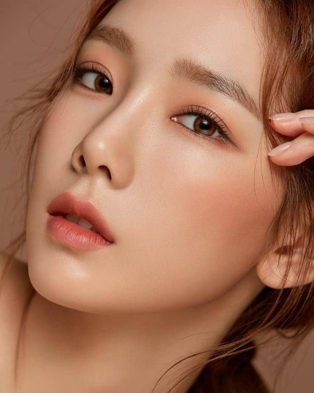 Este maquillaje destaca por ser sutil y se enfoca en que la piel luzca radiante y fresca