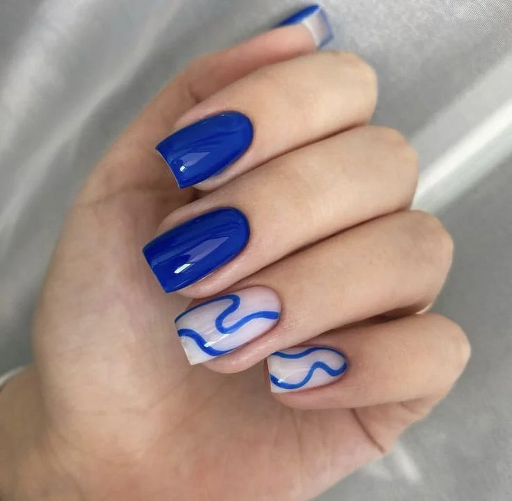 Se puede utilizar sobre la base natural de tus uñas o si lo deseas sobre un tips pero si duración depende mucho de su cuidado