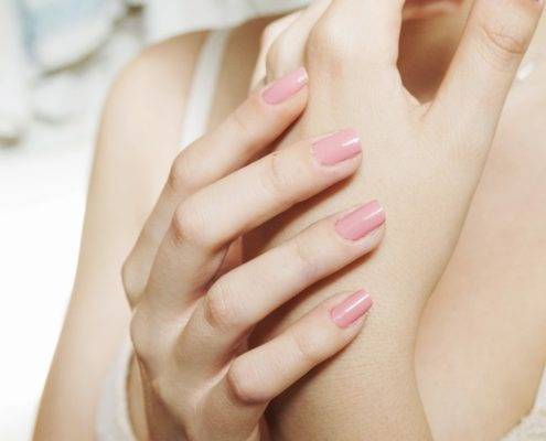 Este material es muy recomendable para mantener unas uñas sanas pues los ingredientes no la dañan