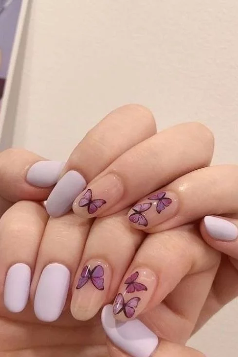 El recurso decorativo favorito para lucir unas uñas Rubber tienden a ser pegatinas o calcomanías